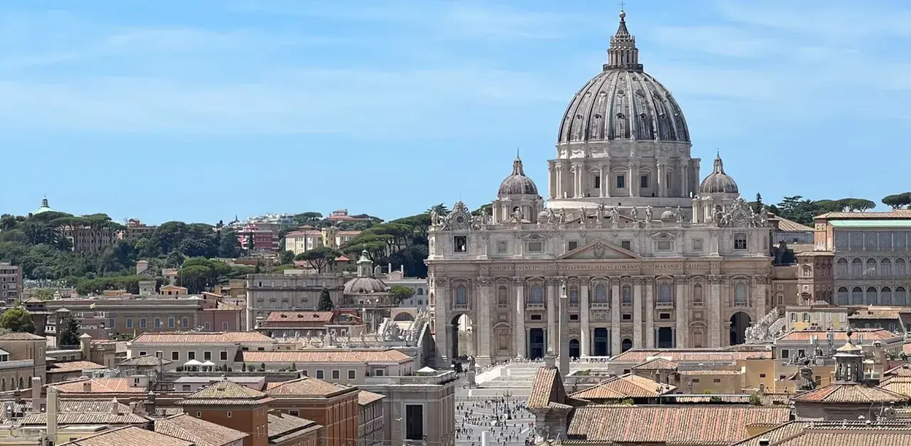 Vista panoramica di Roma, dove si trova la Basilica di San Pietro, con la sua imponente cupola che domina il paesaggio urbano.