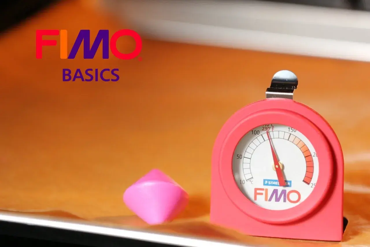 Termómetro FIMO para hornear arcilla. Un trozo de arcilla rosa y un termómetro rojo con la marca FIMO.