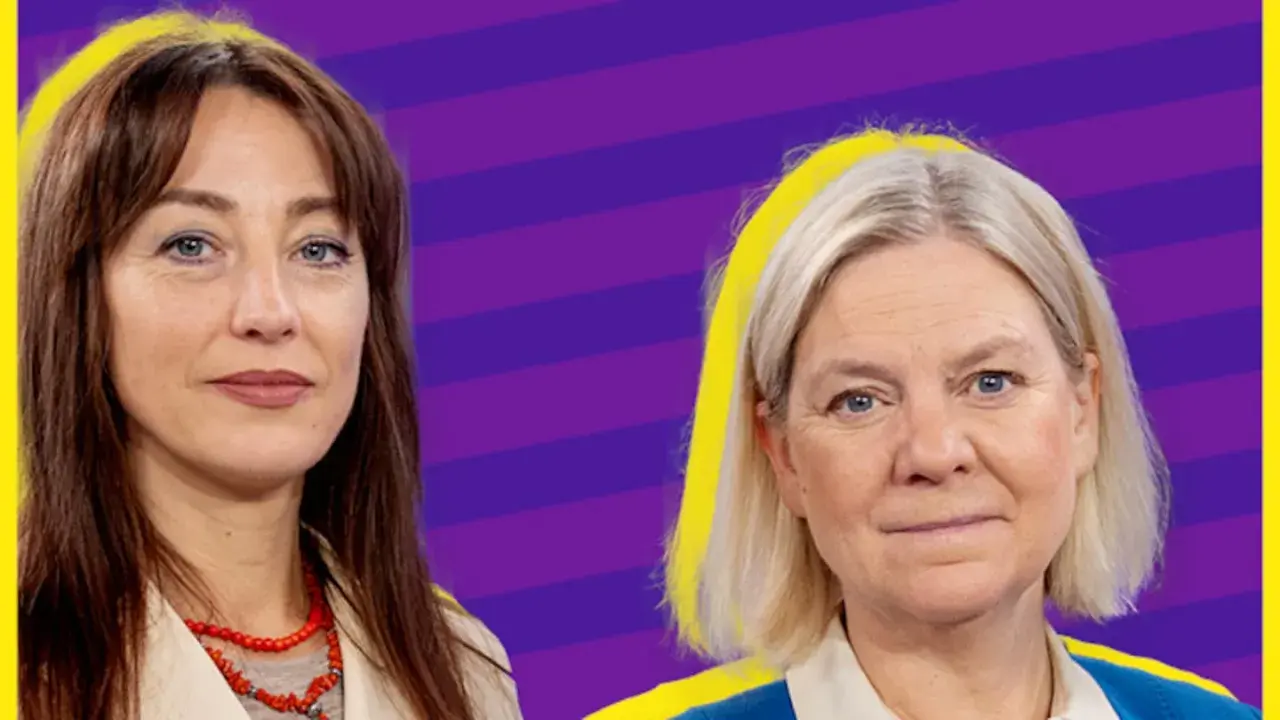 Två kvinnor med olika frisyrer och kläder, bakgrunden är lila och lila ränder. En kvinna med brunt hår och en annan med blont hår. De verkar diskutera vett och etikett.