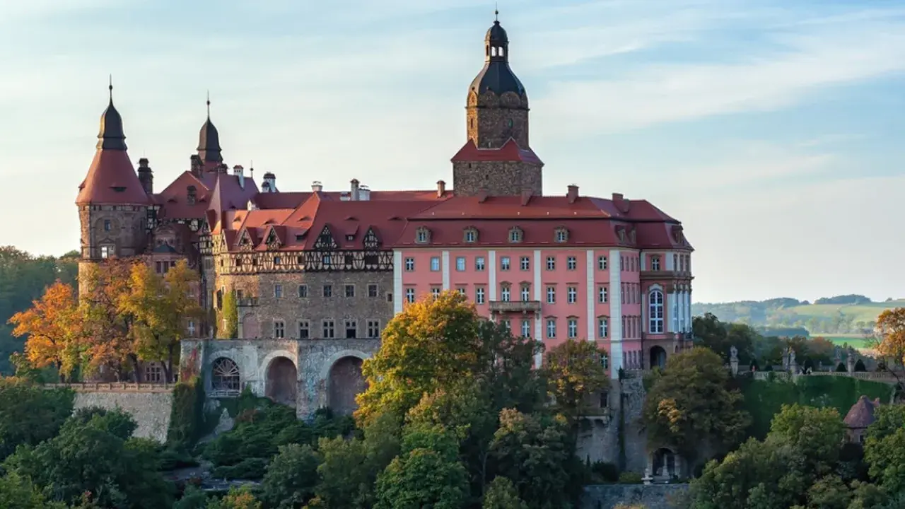 Zamek Książ, jeden z największych zamków w Polsce, w jesiennej odsłonie.