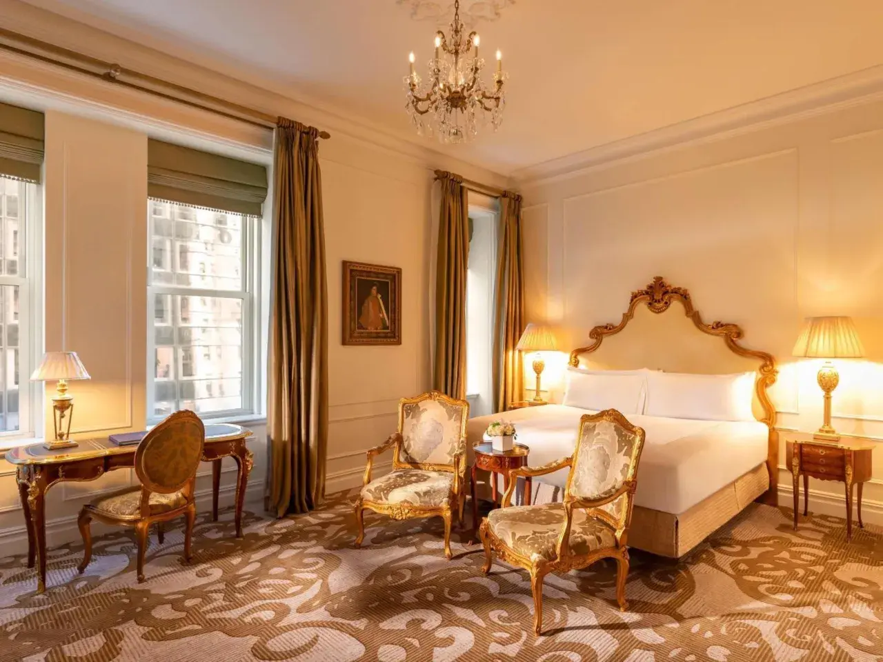 Elegancki pokój w hotelu Plaza w Nowym Jorku. Sprawdź hotel Plaza Nowy Jork ceny i zarezerwuj luksusowy pobyt.