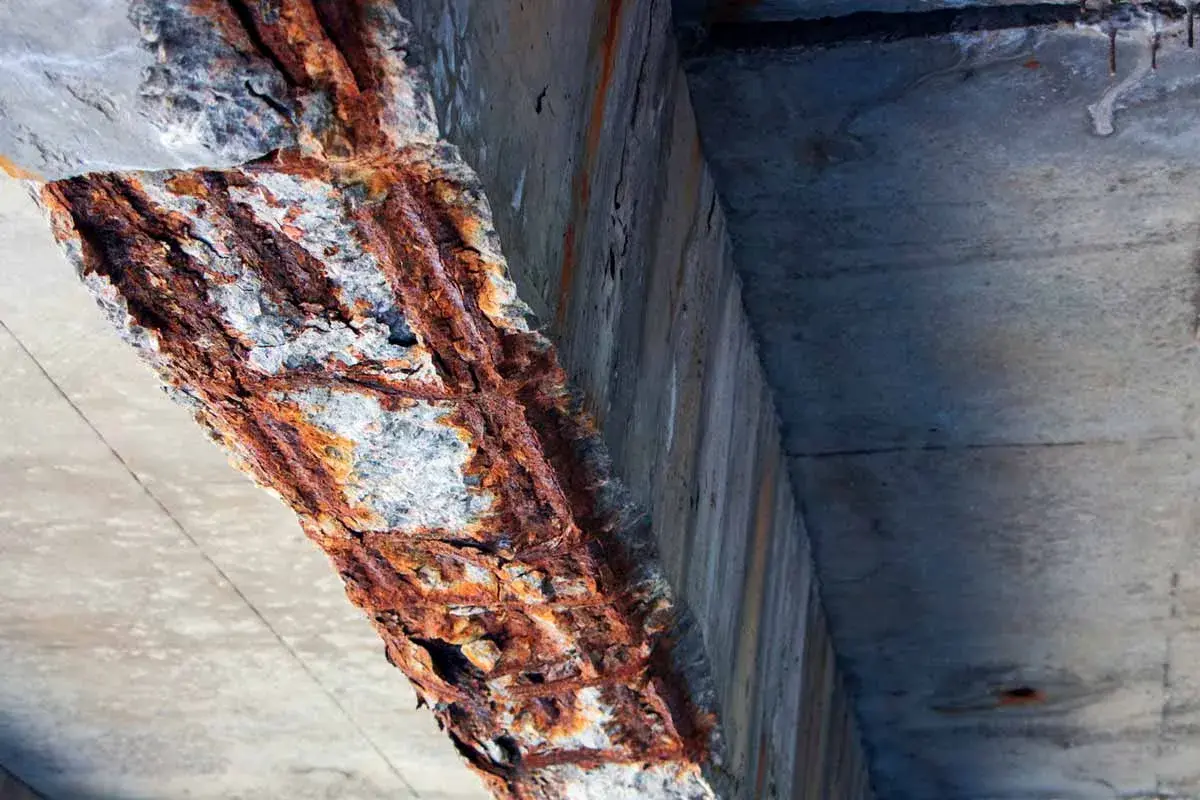 Starker Korrosion Stahl im Beton. Die Bewehrung ist stark verrostet und bröckelt.