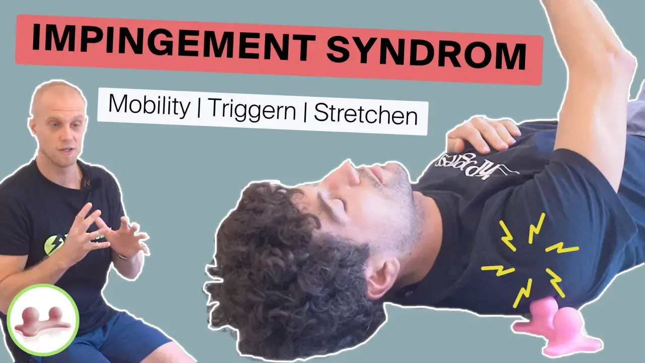 Mann mit Schulterschmerzen, der ein Impingement Syndrom behandelt. Übungen für Mobilität, Triggerpunkte und Dehnung.