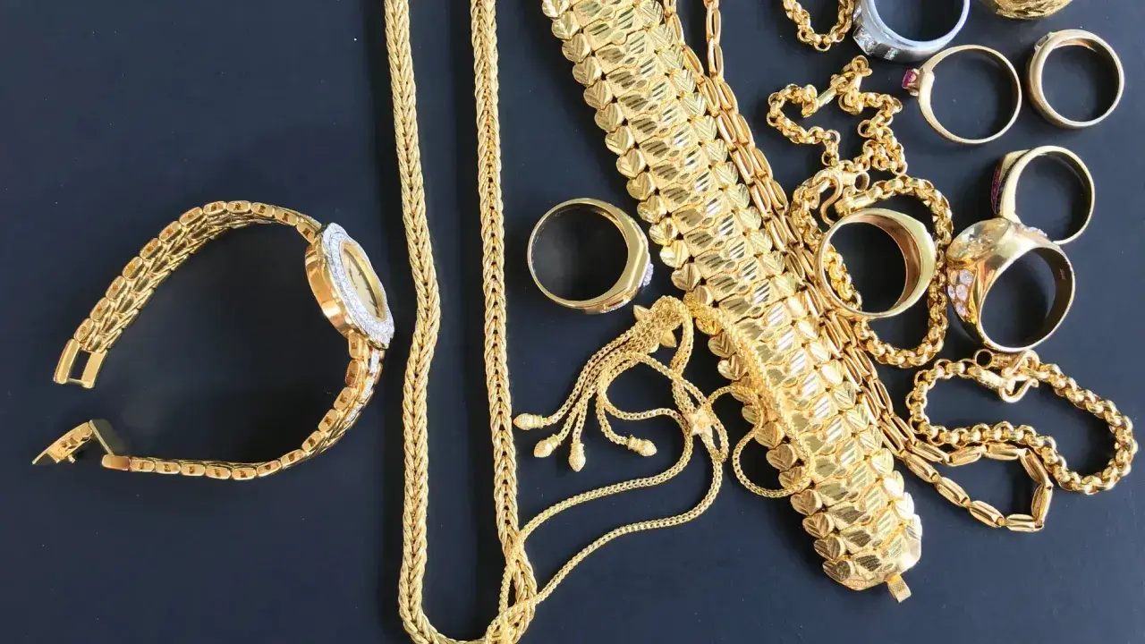 Reloj, pulseras y anillos chapados en oro, que significa un acabado brillante y duradero.
