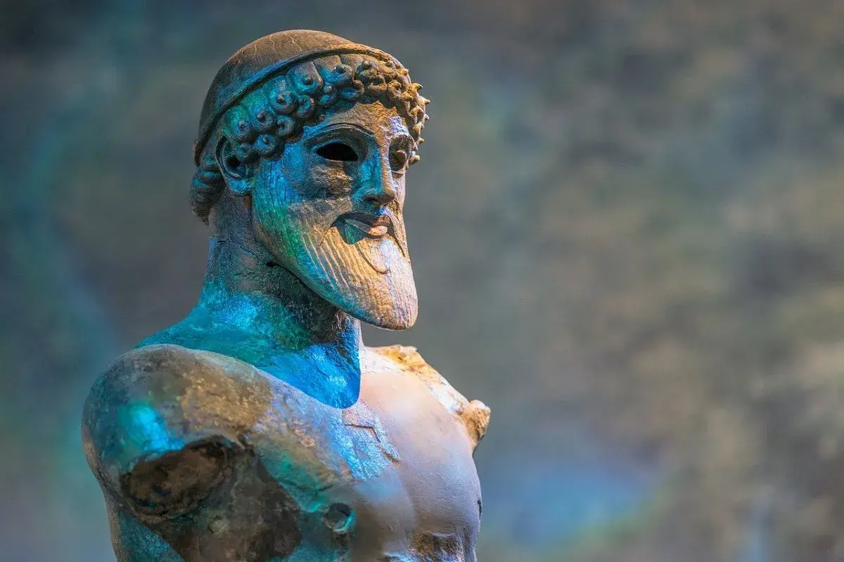 Buste en bronze d'un cyclope, peut-être Ulysse, avec une barbe et une coiffe.