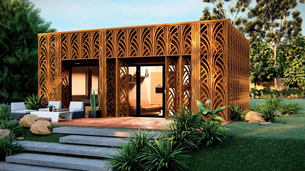 Moderna pared prefabricada exterior con diseño de celosía de madera, rodeada de vegetación y un área de descanso.