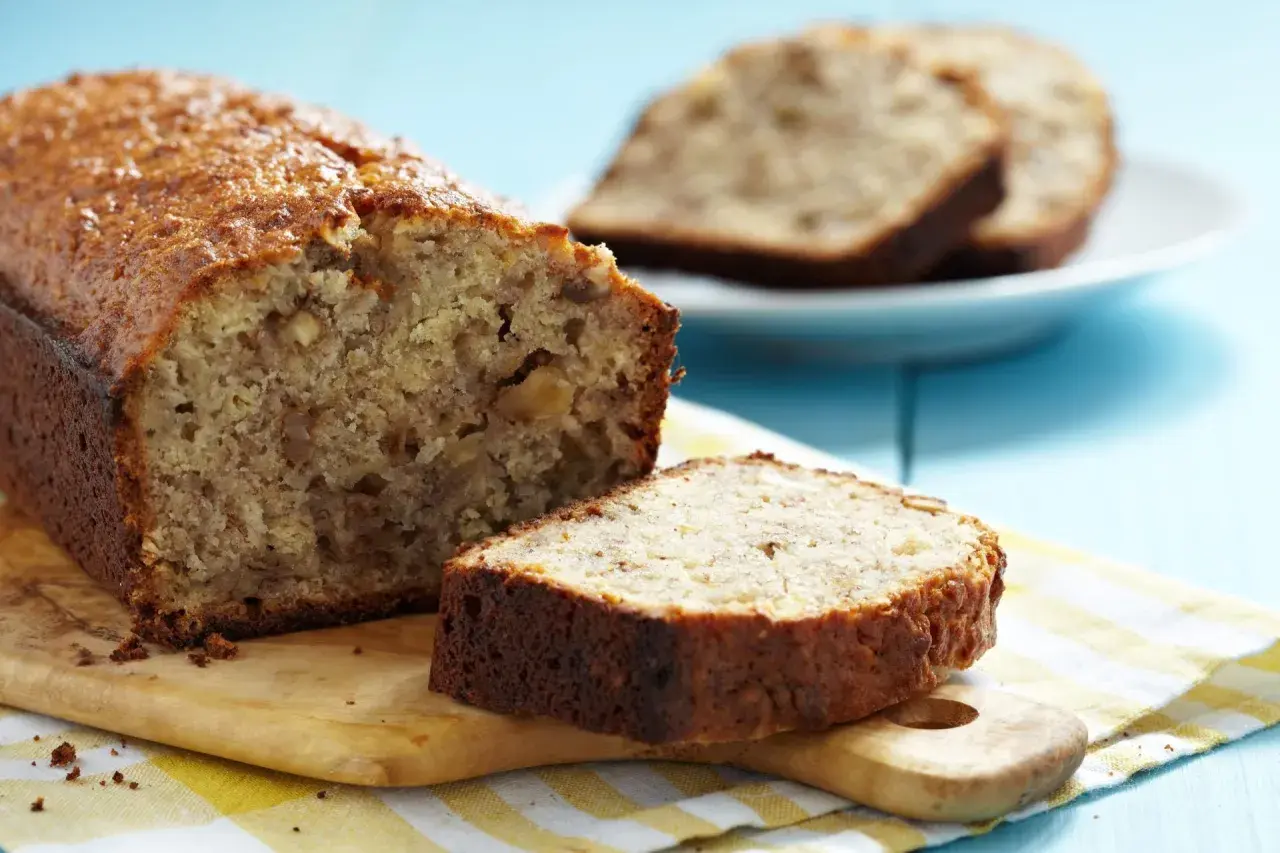 Un delicioso bizcocho saludable de plátano y nueces, recién horneado y cortado en rebanadas.