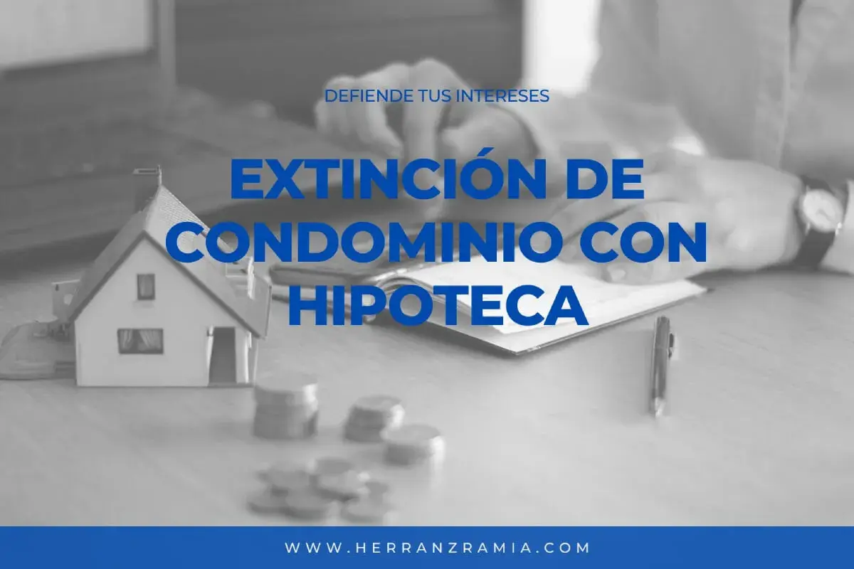 Modelo de casa, monedas y texto "Extinción de condominio con hipoteca". Defiende tus intereses.