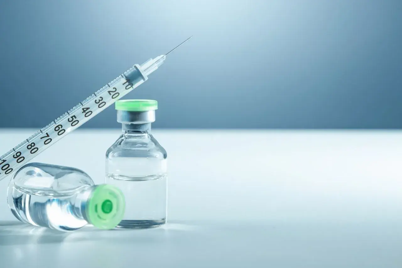Strzykawka i dwie fiolki z zielonymi nakrętkami, gotowe do podania. Może to być biofazolin, który pomoże w regeneracji.