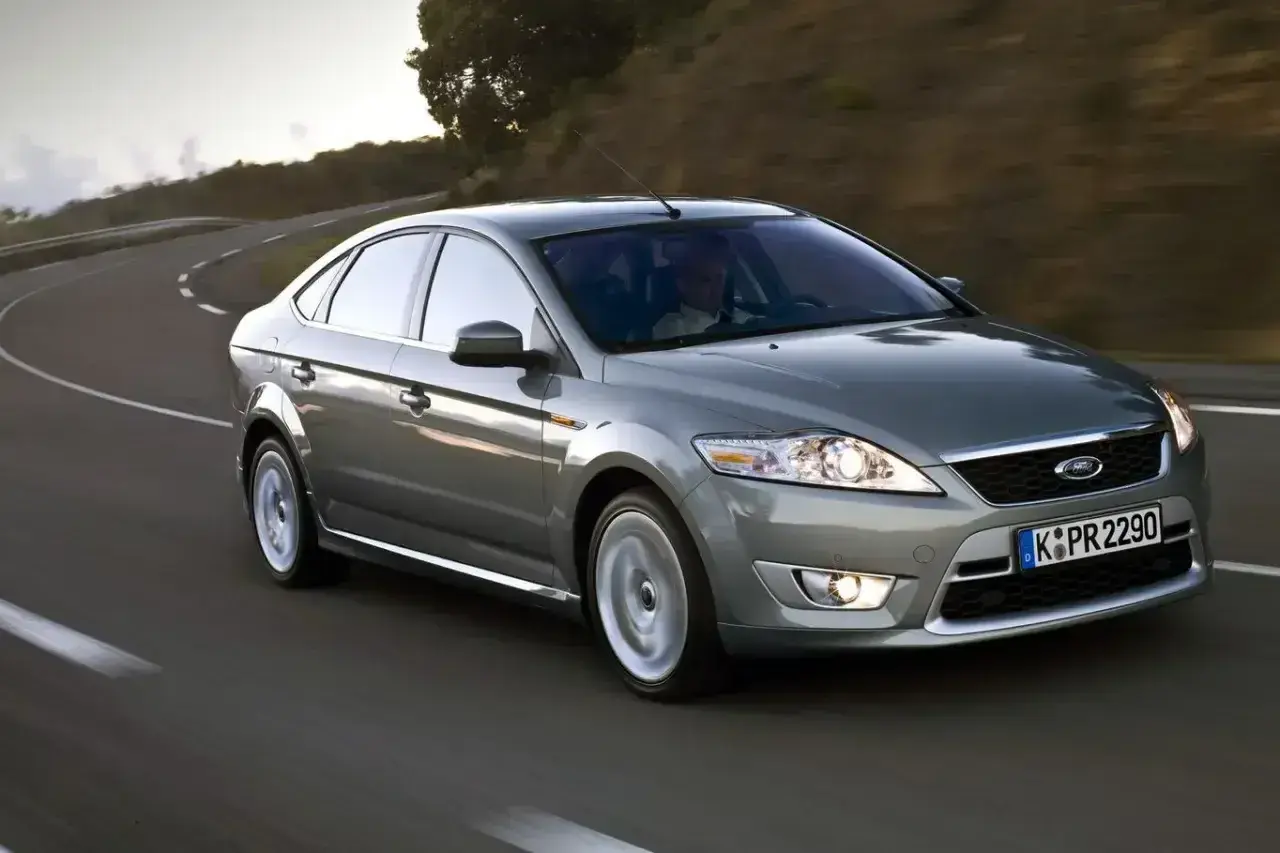 Szary Ford Mondeo MK4 na krętej drodze. Wiele osób szuka ford mondeo mk4 opinie przed zakupem.