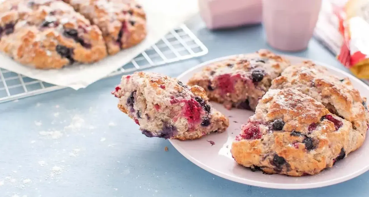 Grova scones med blåbär och hallon, pudrade med florsocker. Perfekt till fikat!