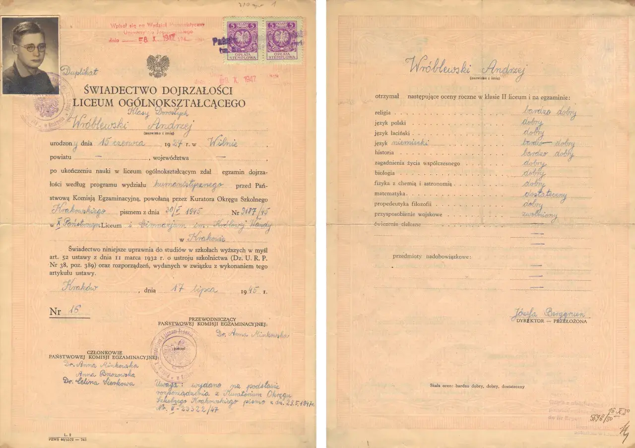 Duplikat świadectwa szkolnego: Kto podpisuje i jak go uzyskać?