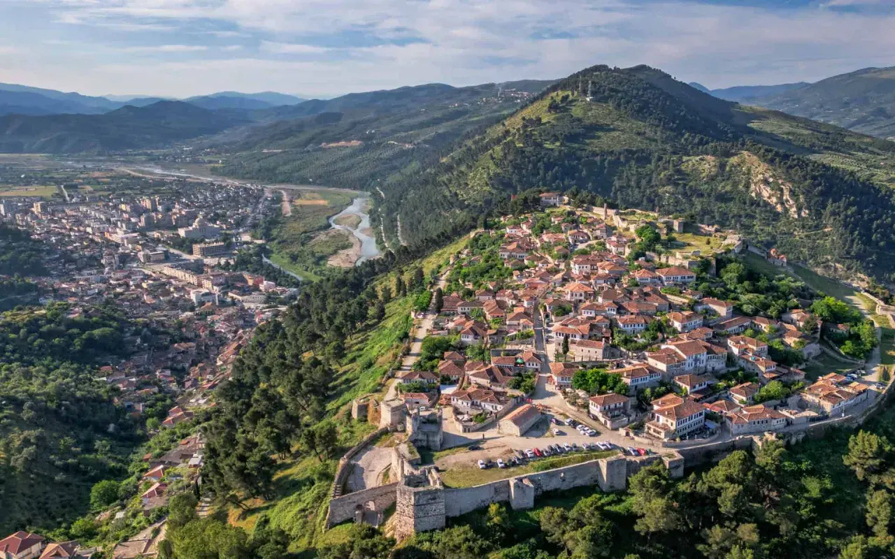 Berat, Albanien, mit seinen historischen Häusern und der Burg, ist ein Traumziel. Die beste Reisezeit für Albanien ist Frühling oder Herbst.