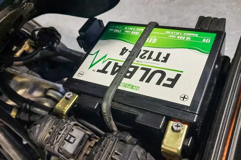 Jak wyjąć akumulator Honda Shadow 125 – krok po kroku bez problemów