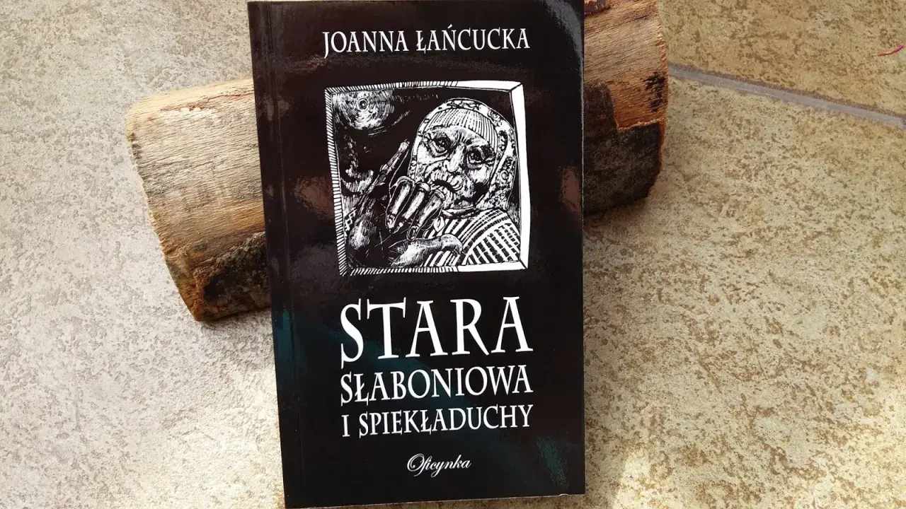 Okładka książki "Stara słaboniowa i spiekładuchy" Joanny Łańcuckiej, z mrocznym, symbolicznym rysunkiem.