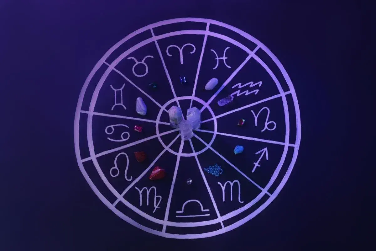 Okrąg zodiaku z symbolami i kryształami. Znaki kardynalne i inne symbole astrologiczne tworzą magiczny krąg.