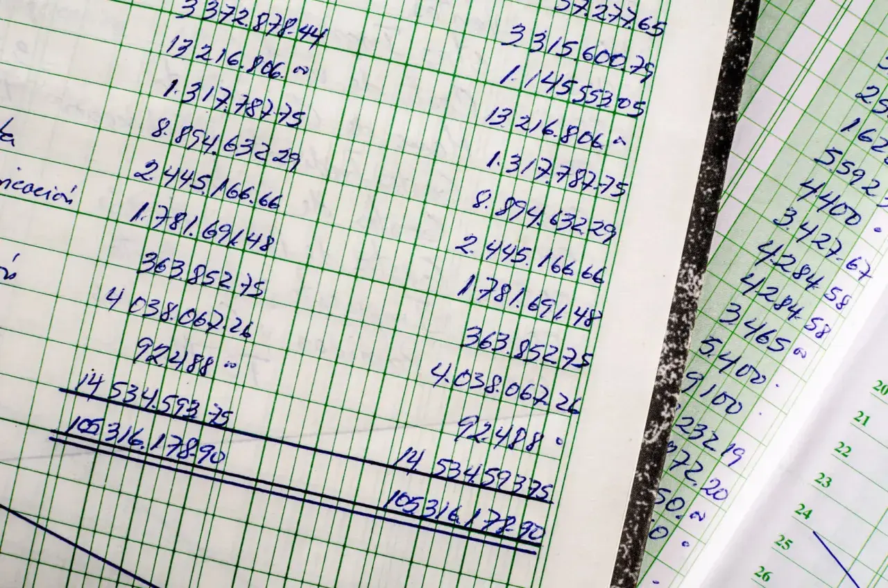 Zapiski księgowe, liczby i sumy. Czy to kpir co to? Księga przychodów i rozchodów, gdzie każdy wpis ma znaczenie.
