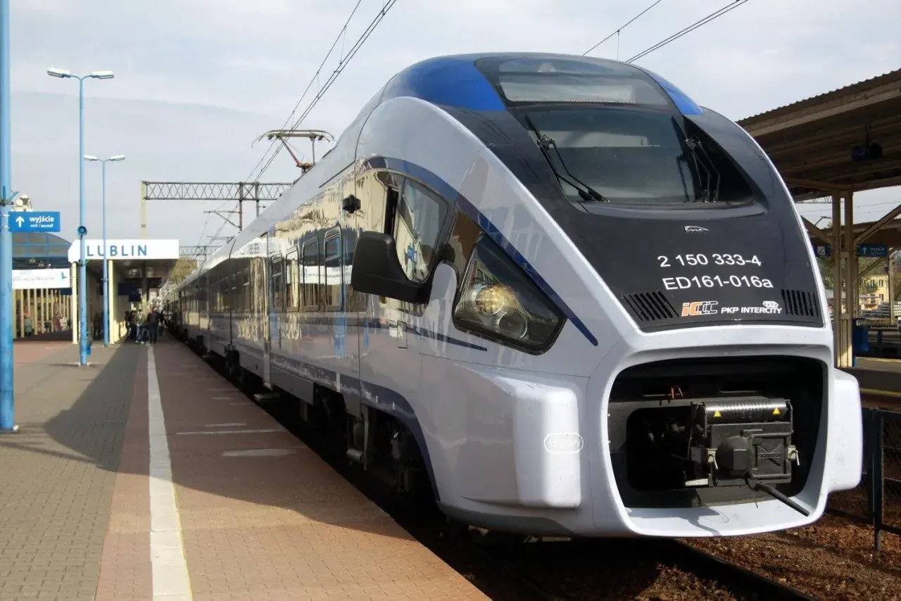 Nowoczesny pociąg PKP Intercity na stacji Lublin. Sprawdź warszawa lublin pkp intercity rozkład jazdy i podróżuj komfortowo.