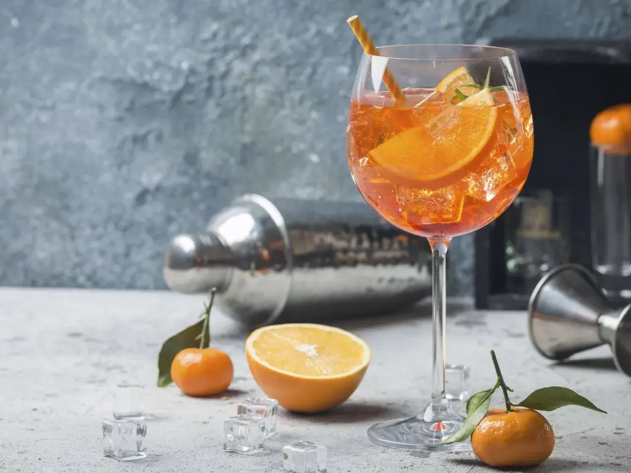 Erfrischender Aperol Spritz mit Orangenscheiben und Eiswürfeln. Die spritz zutaten der iba sind perfekt arrangiert.