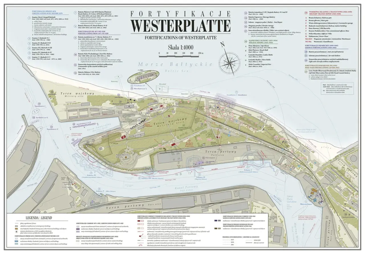 Mapa fortyfikacji Westerplatte, pokazująca gdzie leży Westerplatte, z zaznaczonymi bateriami, koszarami i innymi obiektami wojskowymi nad Bałtykiem.