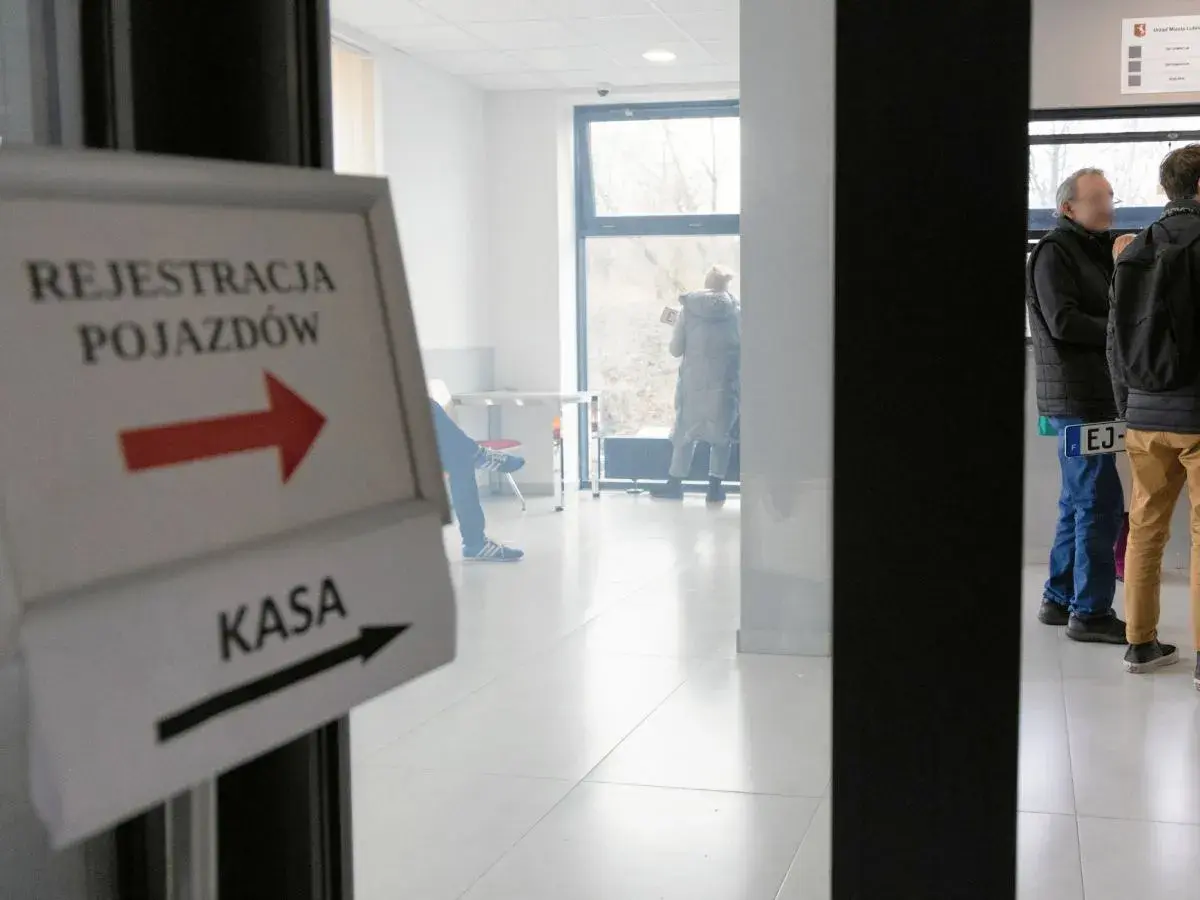 Tabliczka z napisem "Rejestracja pojazdów" i strzałką w prawo, obok "Kasa" ze strzałką w lewo.