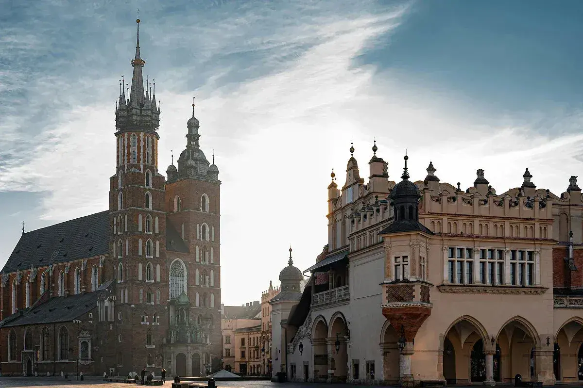 Bazylika Mariacka i Sukiennice na Rynku Głównym w Krakowie.