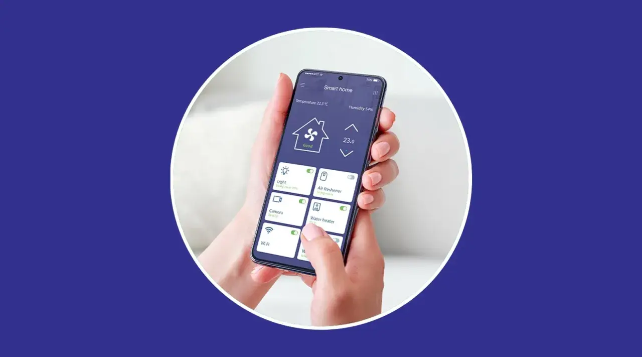 Manejando el hogar con una app smart home. Controla luces, temperatura, cámaras y más desde tu móvil.