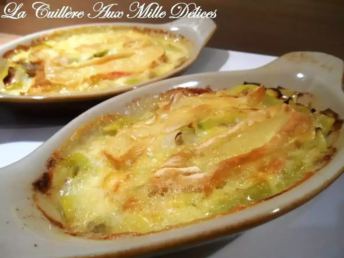 Gratin de poireaux au reblochon, fondant et doré, servi dans des ramequins individuels. Un délice réconfortant.