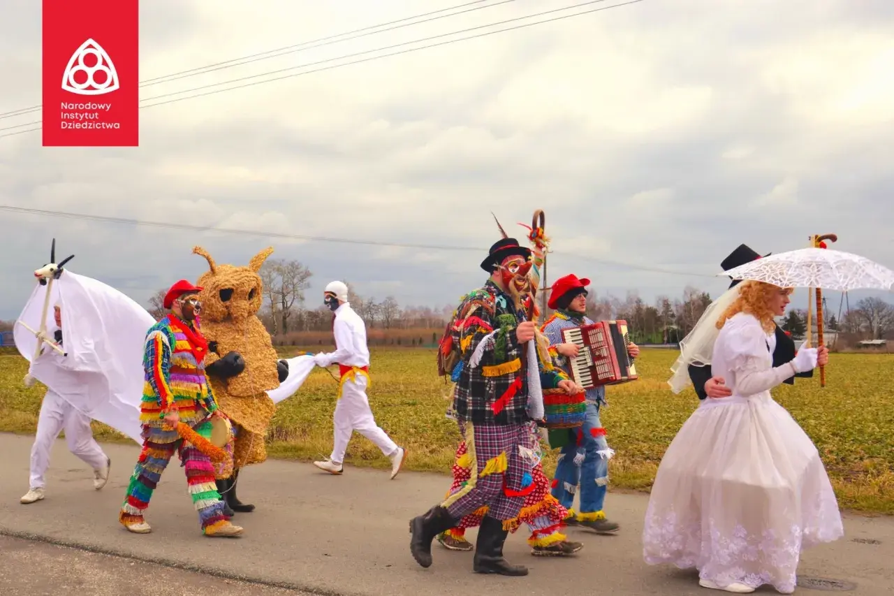 Kolorowy korowód w tradycyjnych strojach, z niedźwiedziem i muzyką, celebruje karnawał w Polsce.