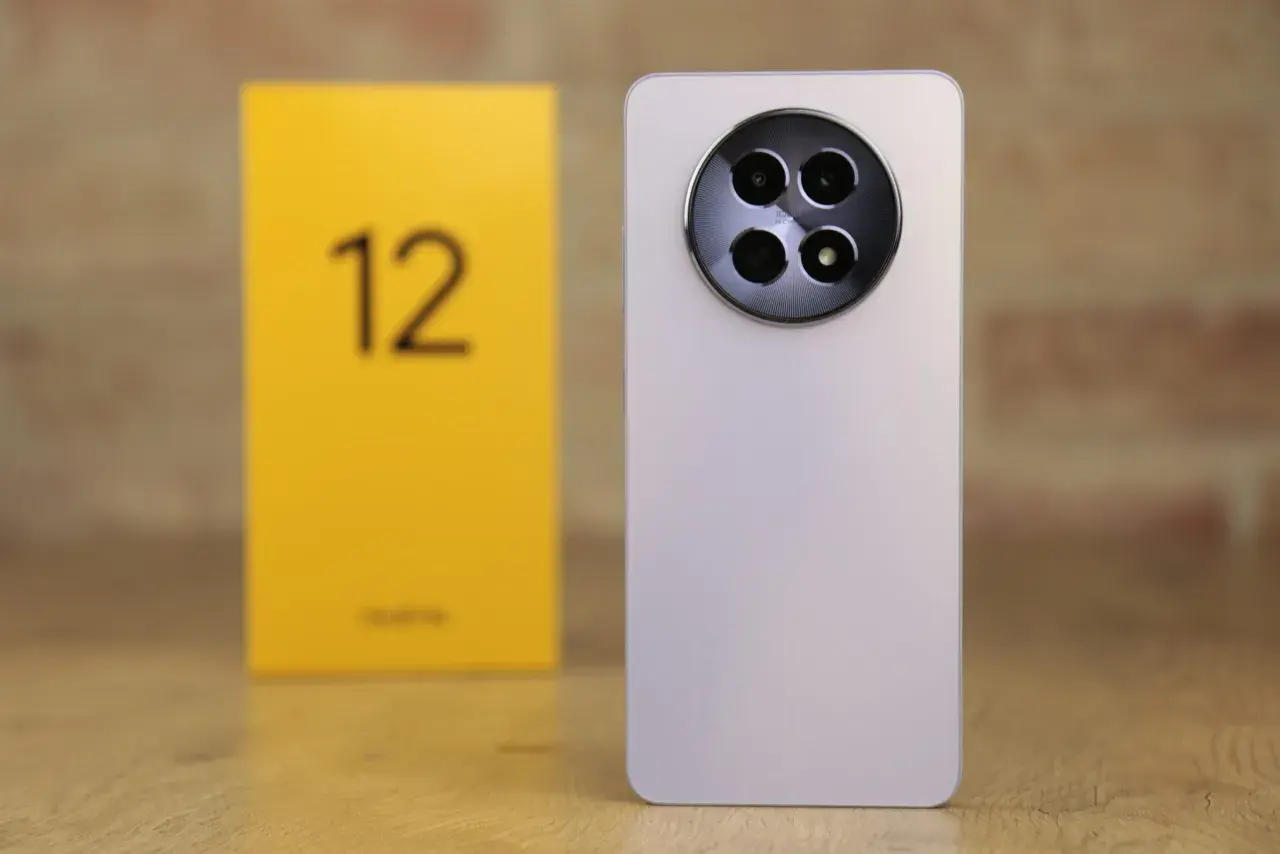 Nowy realme 12 plus z charakterystycznym modułem aparatów. Obok żółte pudełko z cyfrą 12.