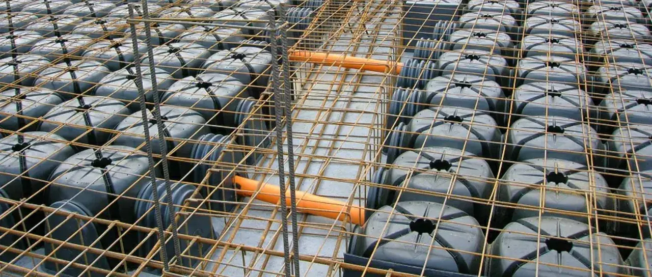 Struttura in fase di costruzione con casseri a "igloo" per vespaio aerato. L'altezza minimo è garantita da questi elementi modulari.