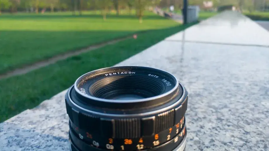 35 mm czy 50 mm? Wybierz idealny obiektyw stałoogniskowy bez błędów