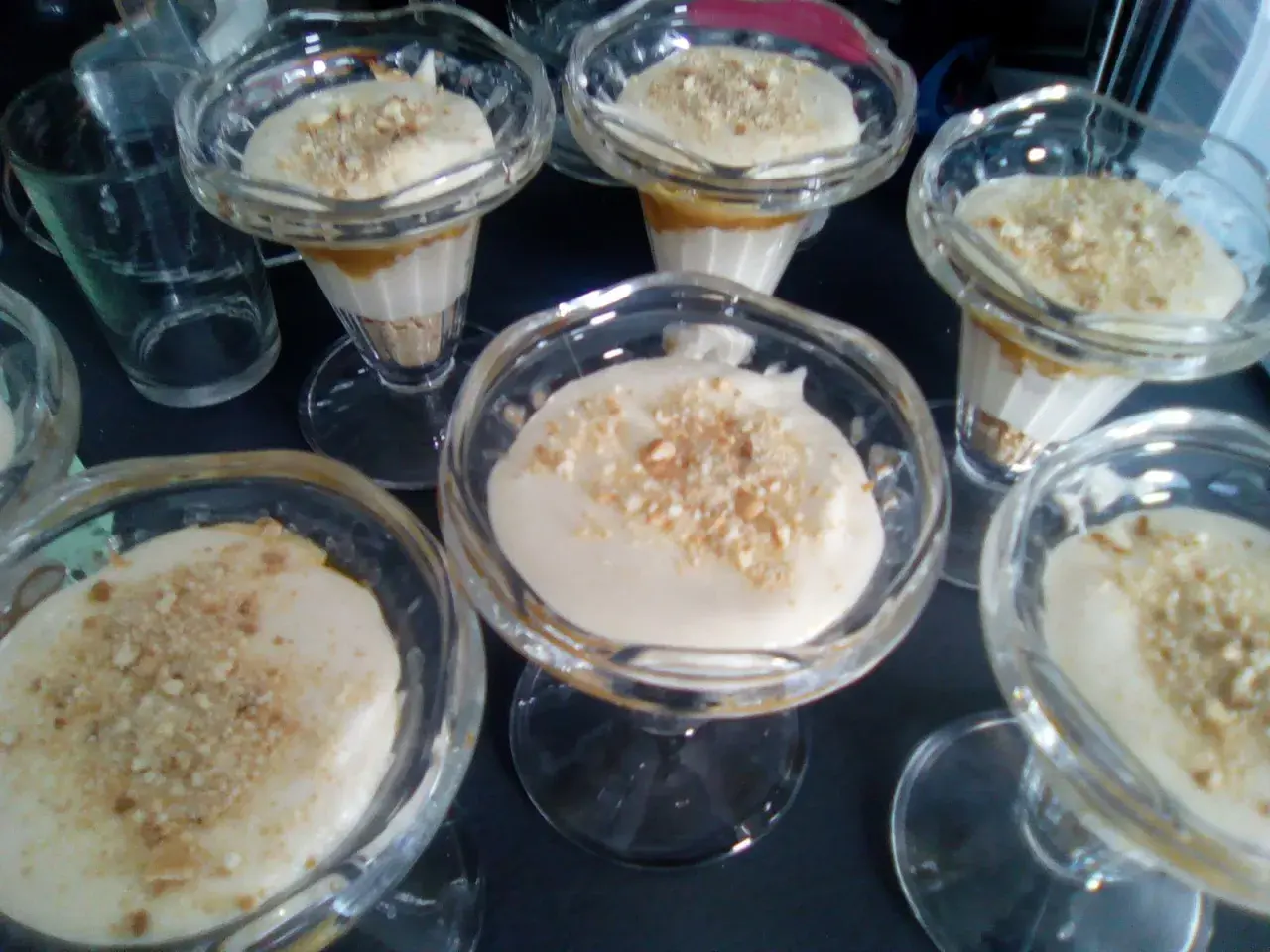 Tiramisu pommes caramel beurre salé, sur un palet breton. Délicieux desserts individuels dans des coupes en verre.
