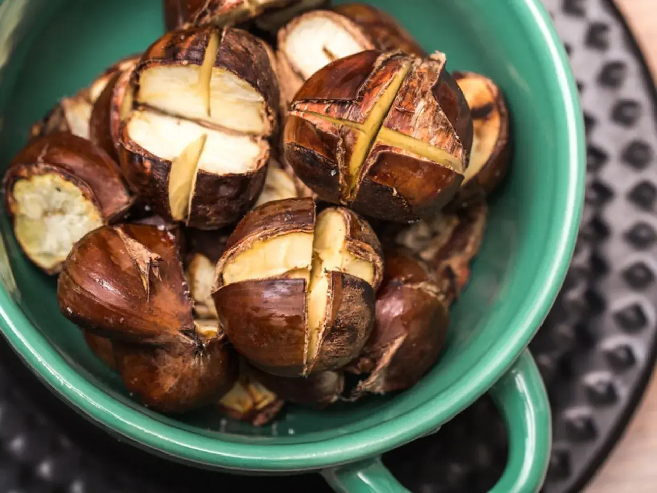 Castañas recién hechas, listas para asar en microondas. Su interior cremoso y su exterior tostado invitan a disfrutar de este manjar.