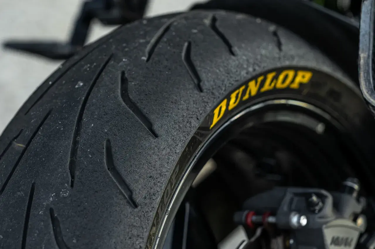 Neumático Dunlop Qualifier Core, ideal para quienes buscan opiniones sobre agarre y rendimiento en curvas.