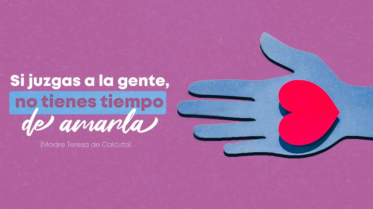 Frases de empatía: una mano azul sostiene un corazón rojo, con la cita "Si juzgas a la gente, no tienes tiempo de amarla".