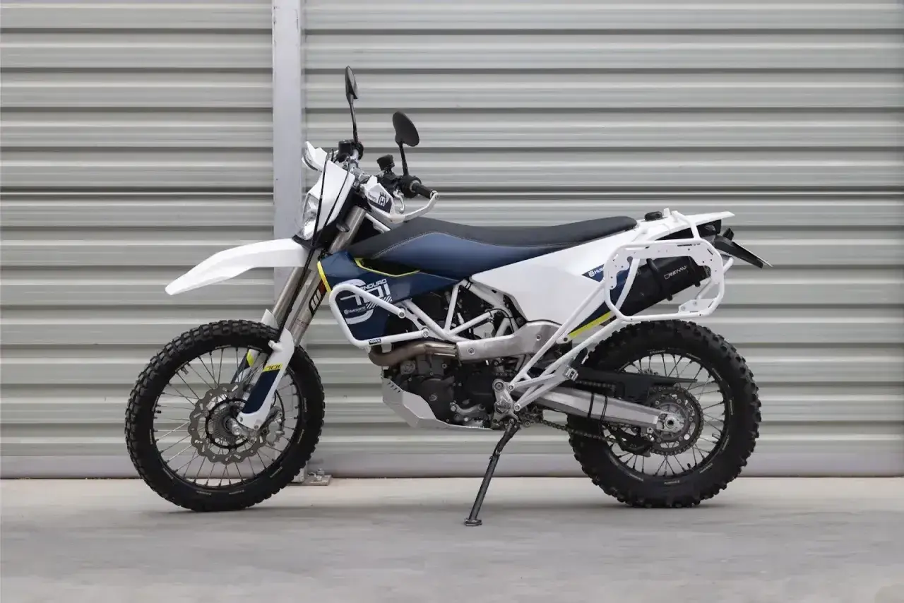 Motocykl enduro Husqvarna 701 z bagażnikiem i osłonami.