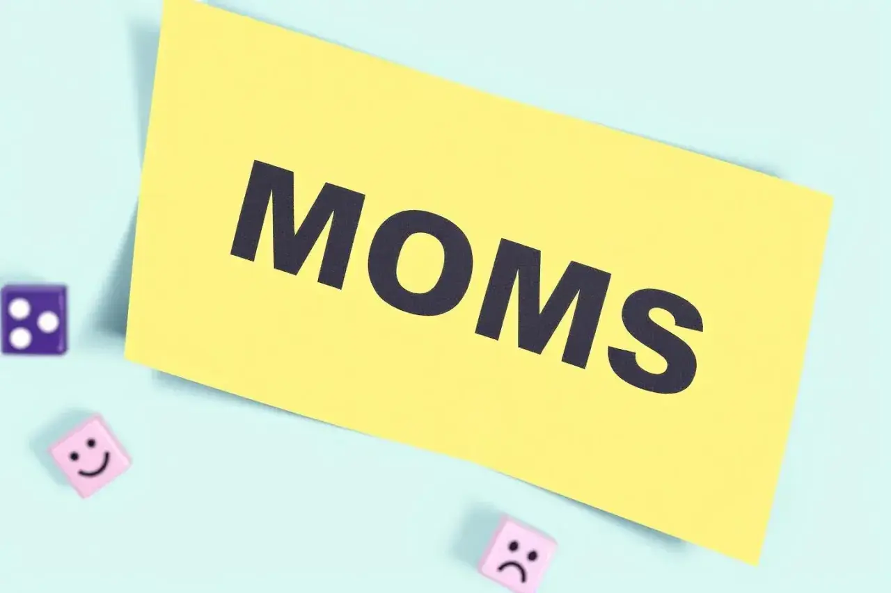 Gul post-it med texten "MOMS" och tre tärningar. En påminnelse om att redovisa moms för enskild firma.