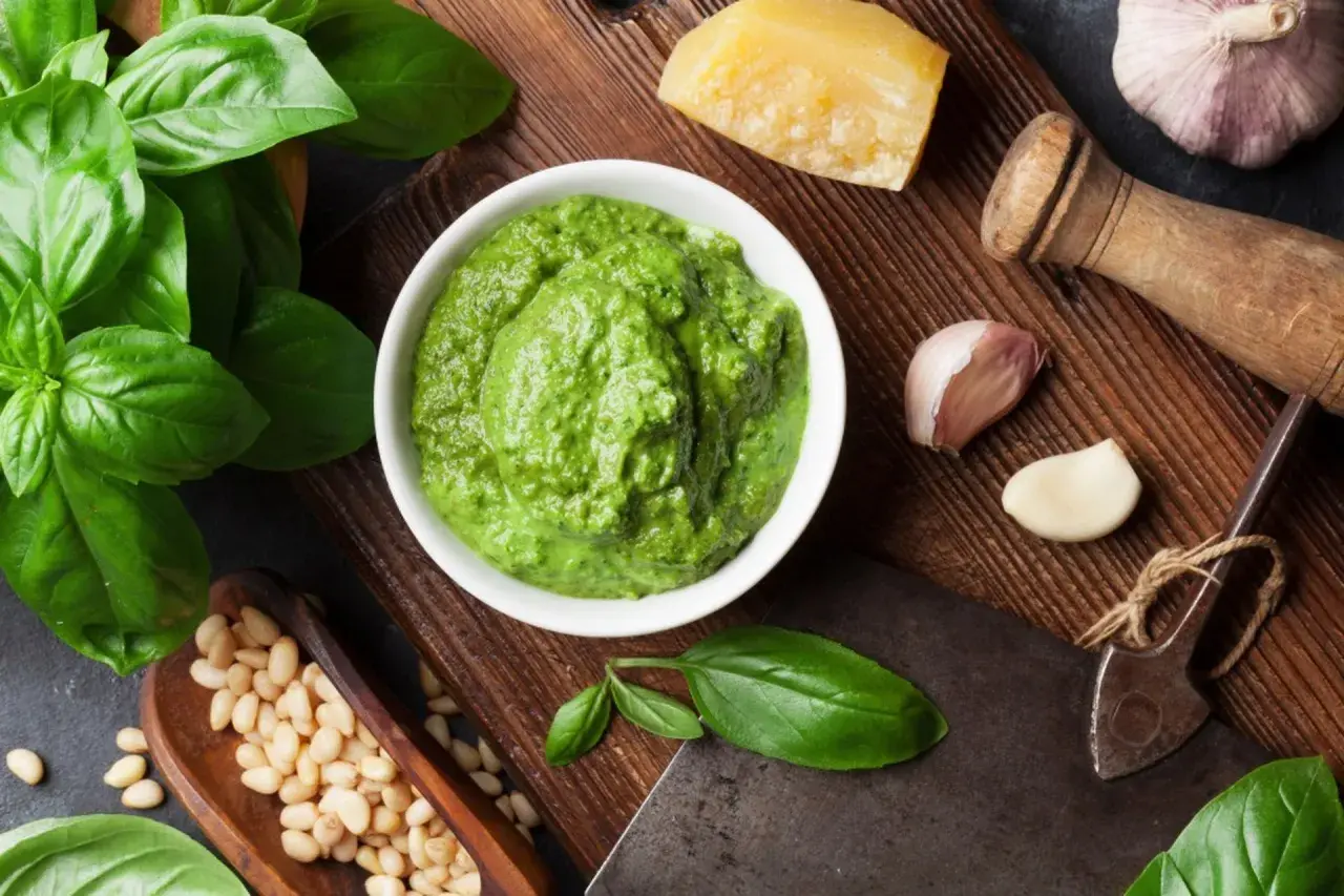 Czy pesto jest dietetyczne? Odkryj prawdę o jego kaloriach i zdrowiu