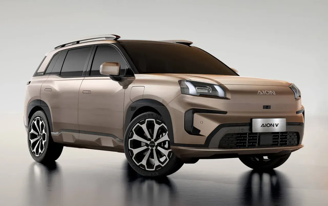 Elegancki, brązowy SUV AION V z nowoczesnymi światłami i felgami.