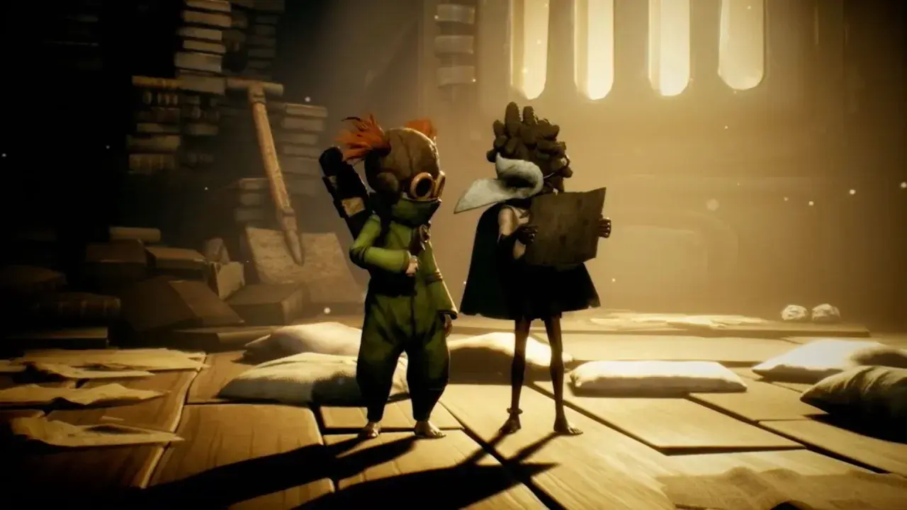 Dwoje dzieci z Little Nightmares 3 w dziwnym pokoju pełnym książek i zwojów. Jedno z nich trzyma mapę.