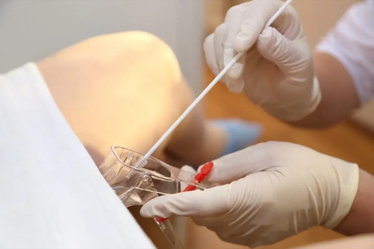 Prelievo per screening streptococco in gravidanza. Guanti medici e tampone per esame.