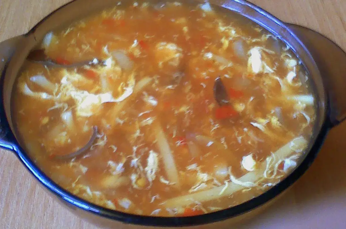 Gorąca zupa po pekińsku, pełna kawałków warzyw i jajka, kusi aromatem.
