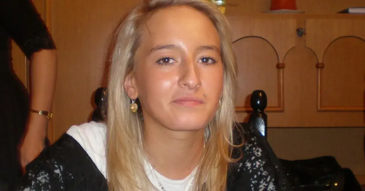 Młoda kobieta z blond włosami, kolczykiem w wardze i serduszkiem w uchu. Jej twarz jest w centrum uwagi, a w tle widać fragmenty mebli. Sprawa Iwony Wieczorek wciąż budzi emocje.
