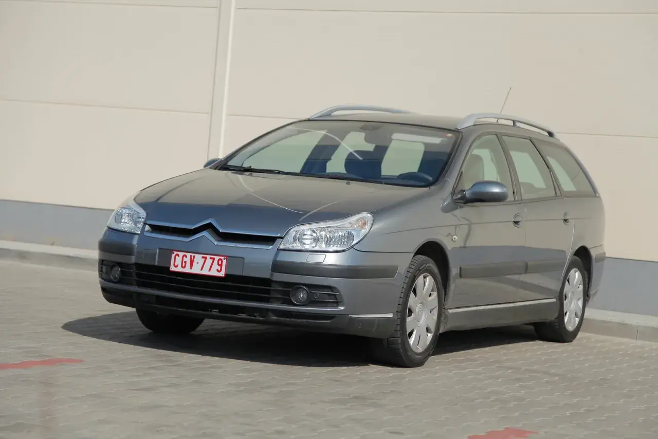 Szary Citroen C5 kombi z polskimi tablicami CGV-779. Przednie żarówki są czyste i gotowe do jazdy.