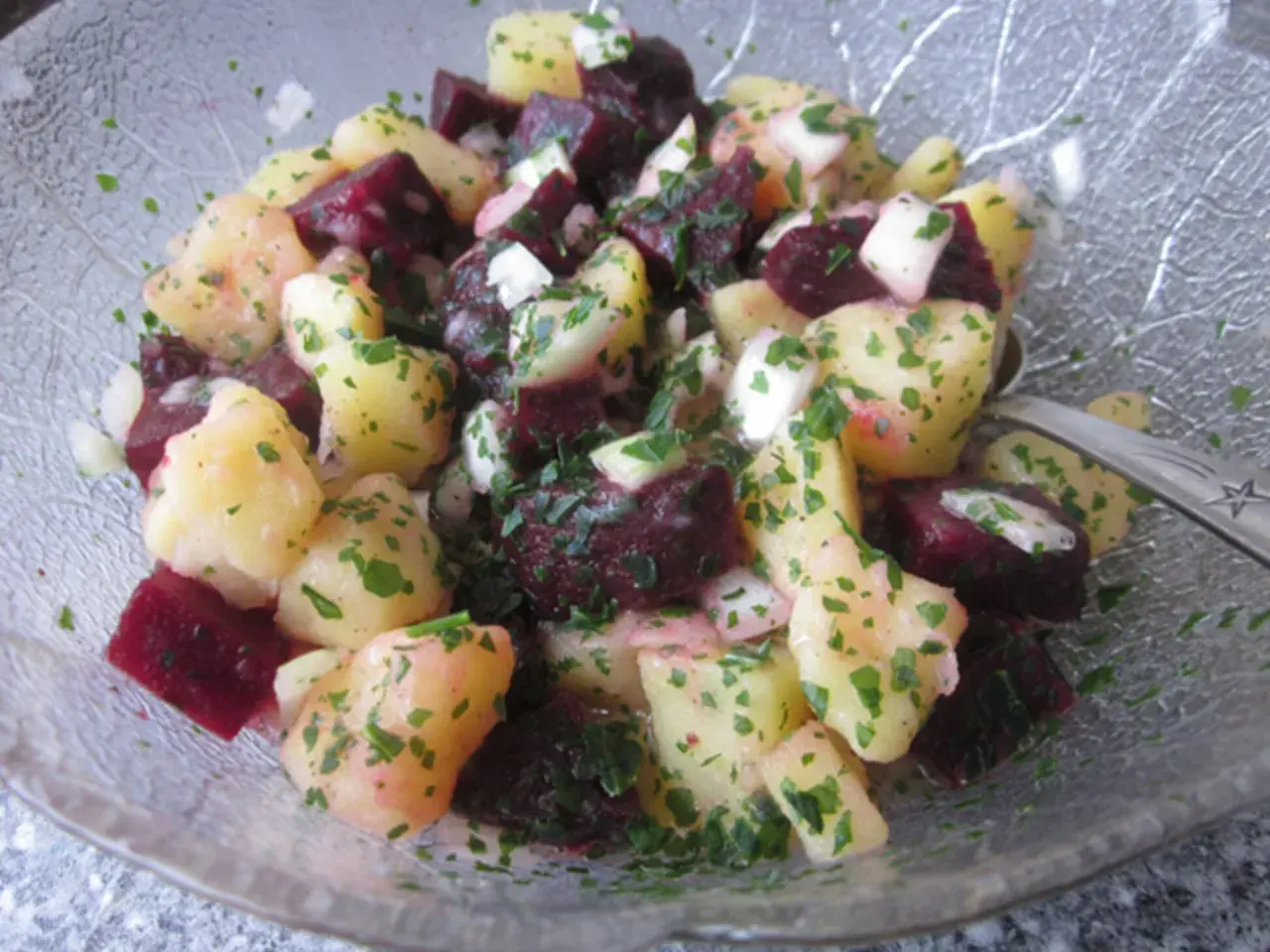 Bunter Kartoffel-Rote-Bete-Salat mit Petersilie. Ein einfaches Gericht, das sich gut für rote Bete Rezepte eignet.