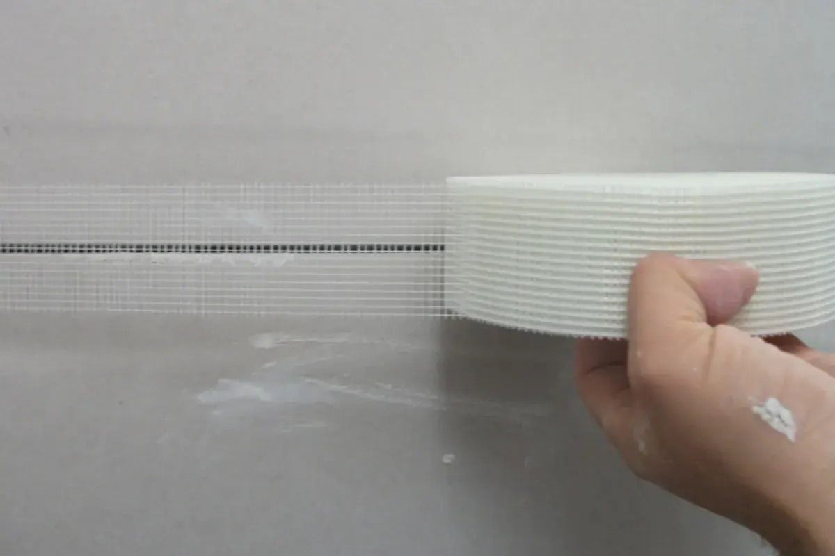 Nastro in rete per giunti cartongesso applicato su una parete.