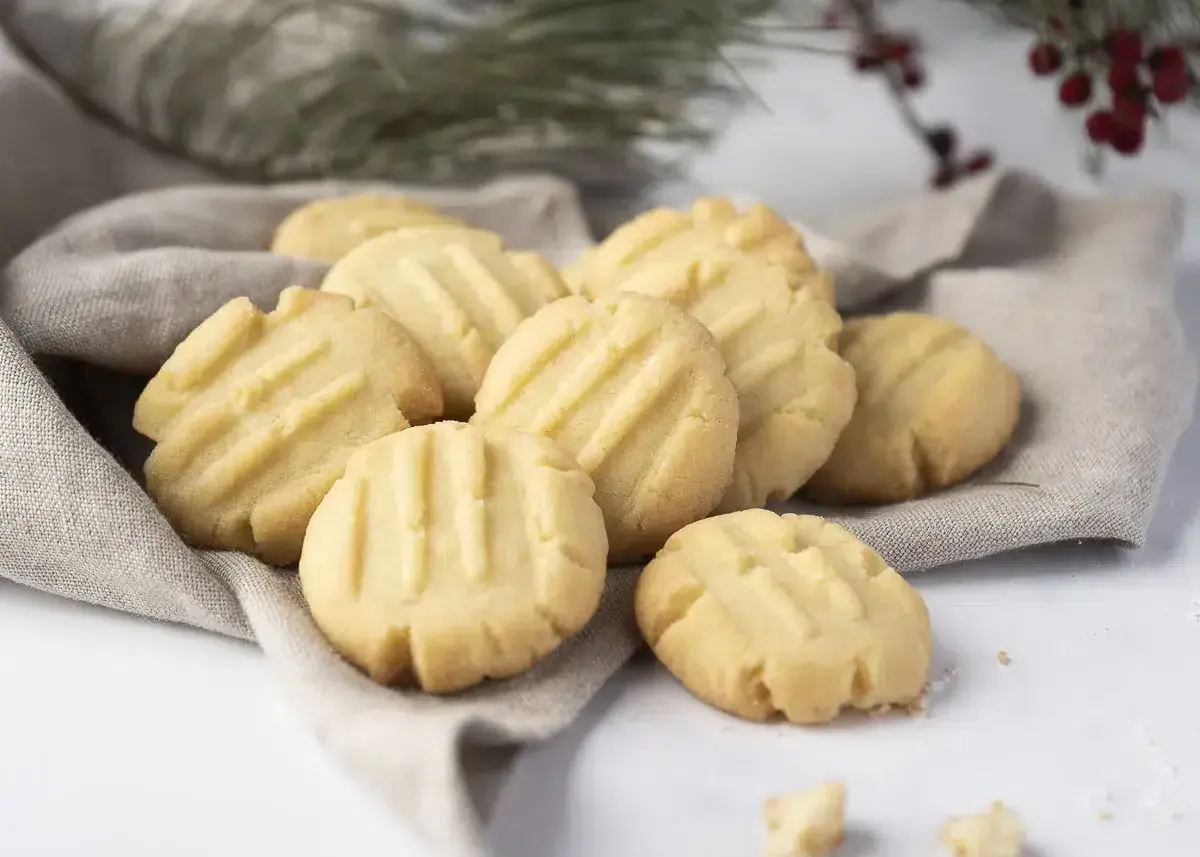 Galletas de mantequilla con líneas marcadas, perfectas para tu próxima receta.
