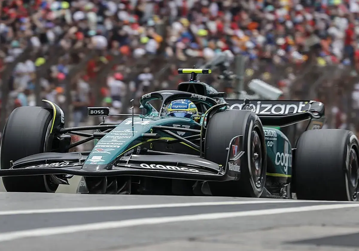 Coche Aston Martin en acción durante los entrenamientos libres GP Hungría F1.