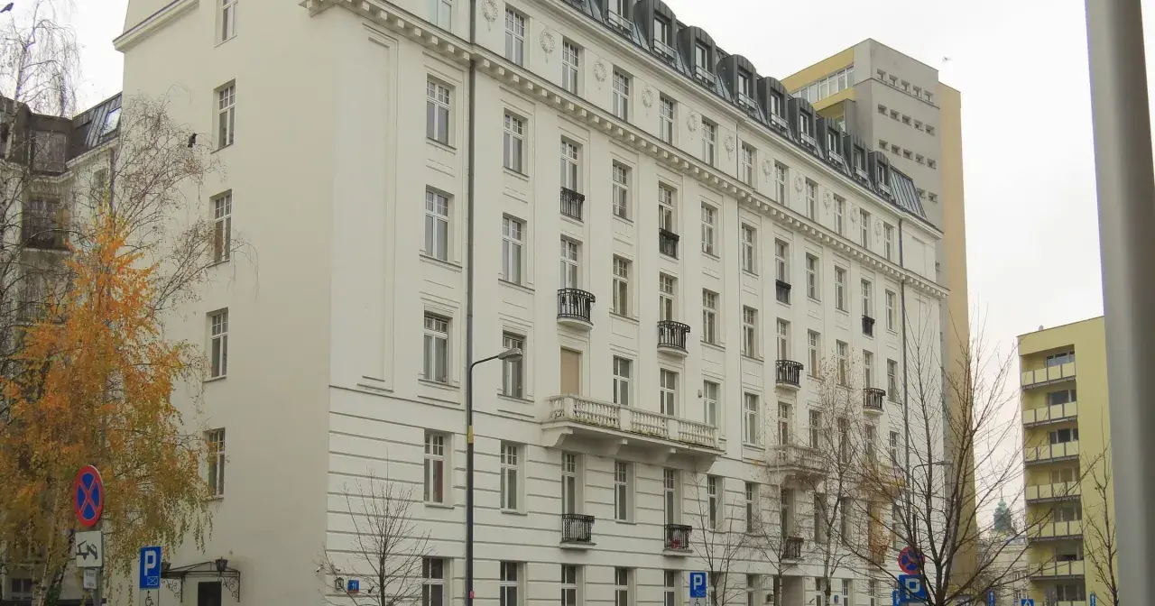 Elegancki biały budynek w Warszawie, gdzie mógł zamieszkać ktoś, kto kupił najdroższy apartament w warszawie w ostatnim kwartale.